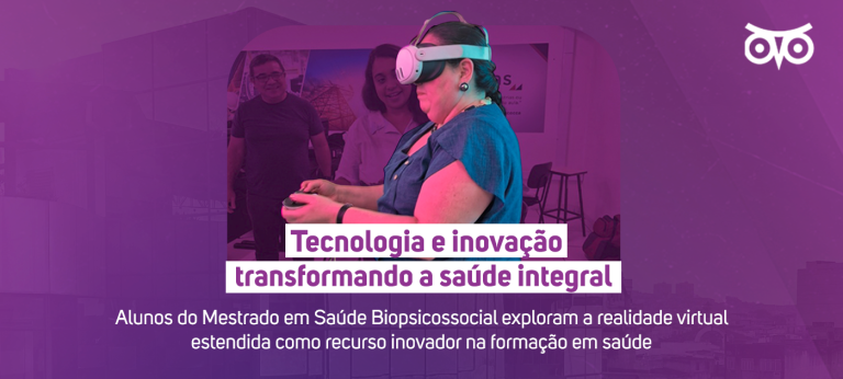 Mulher utiliza um óculos de realidade virtual e segura controles nas mãos durante uma atividade prática, enquanto duas pessoas acompanham a experiência ao fundo. Sobre a imagem há o texto: 