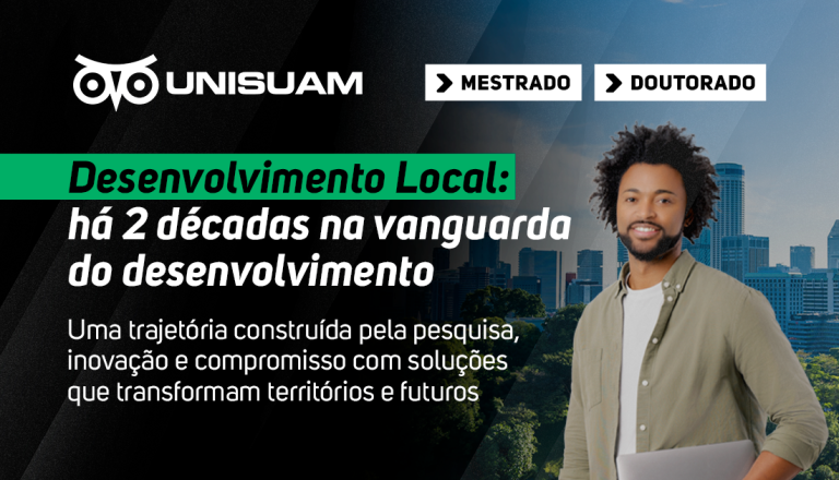 Banner da Unisuam sobre os 20 anos do programa de Desenvolvimento Local. À direita, um homem sorri enquanto segura um notebook, tendo uma paisagem urbana ao fundo. À esquerda, há informações sobre cursos de mestrado e doutorado e a celebração das duas décadas do programa.